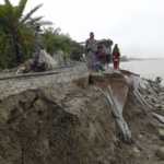 শরণখোলায় ‘রোয়ানু’র প্রভাবে বেড়িবাঁধে ফাটল