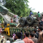 বেইলি ব্রিজ দুটি সিমেন্টবাহী ট্রাক নিয়ে ভেঙে পড়েছে