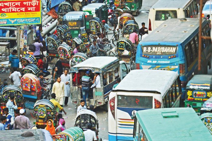 ট্রাফিক বিভাগ সাইনবোর্ড  টাক্সিয়েছে বিশৃঙ্খলার দায় কার?